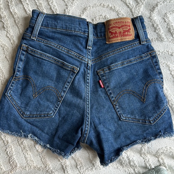 LEVI’S High Rise Shorts - Picture 2 of 3